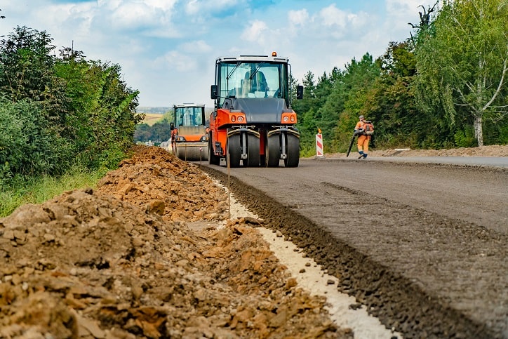 maszyny budowlane na budowie drogi