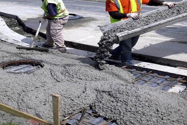 wylewanie betonu do budowy dróg